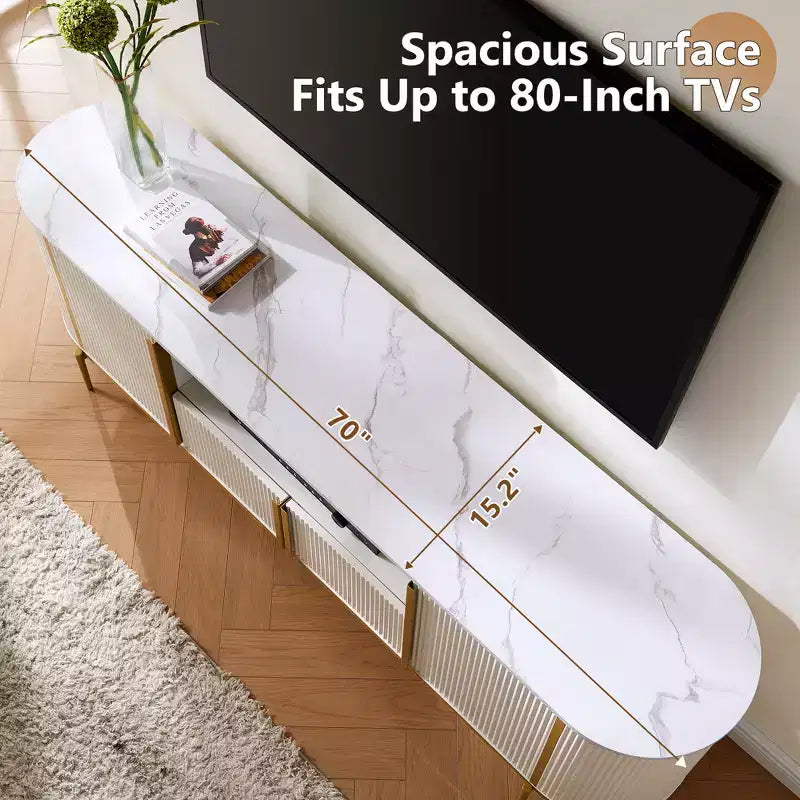 Meuble TV cannelé de 70 po, meuble de divertissement moderne avec plateau en faux marbre et design incurvé, console média pour le rangement du salon