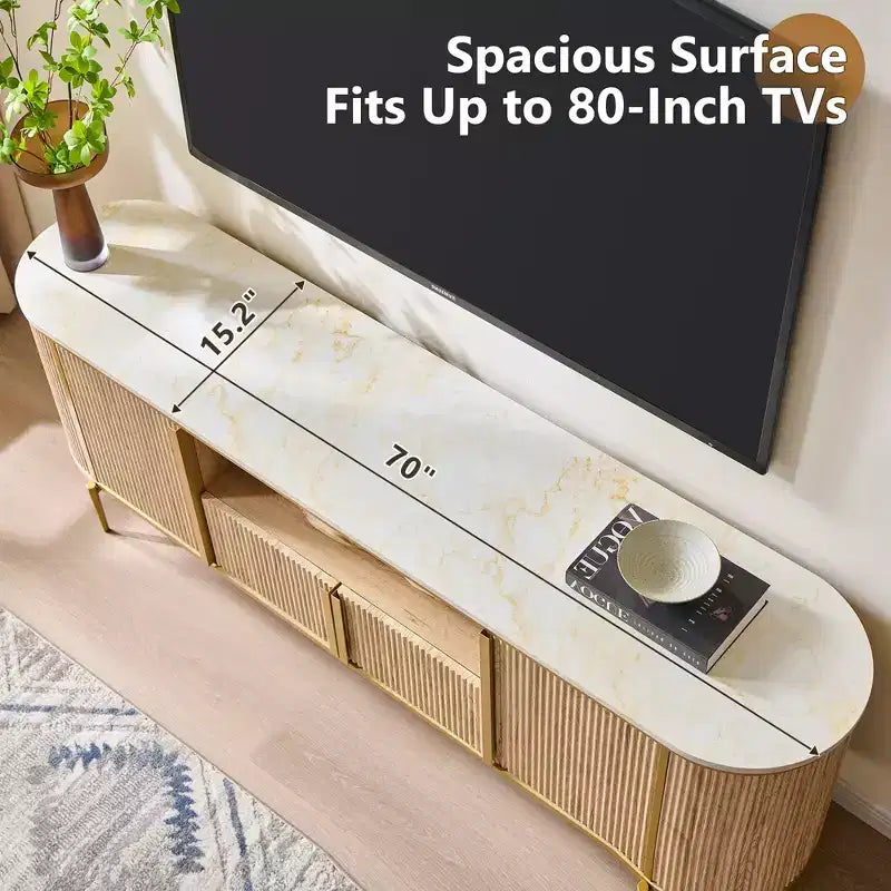 Meuble TV cannelé de 70 po, meuble de divertissement moderne avec plateau en faux marbre et design incurvé, console média pour le rangement du salon