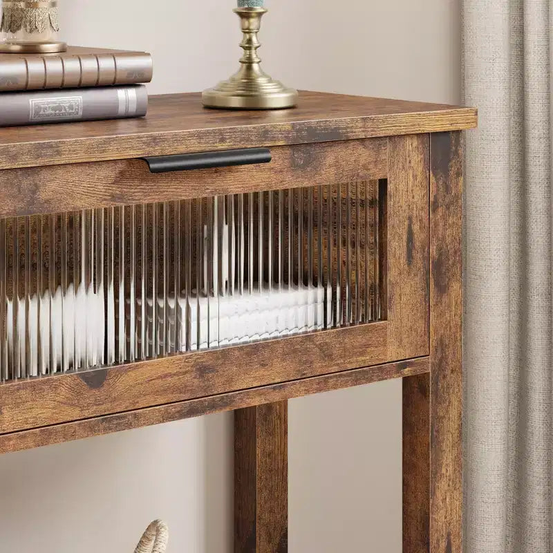 Console de canapé étroite à 2 niveaux Farmhouse. Table de rangement étroite avec tiroirs à façade vitrée et étagère ouverte pour entrée. Salon. Couloir.