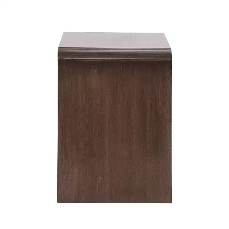 Table de chevet moderne incurvée avec panneau à relief géométrique, table de chevet à 2 tiroirs entièrement assemblée avec étagère ouverte, noyer