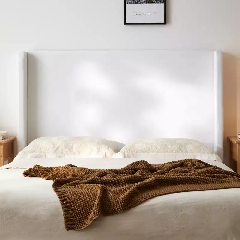 Lit de sol moderne en microsuède de noix de coco avec tête de lit capitonnée à oreilles