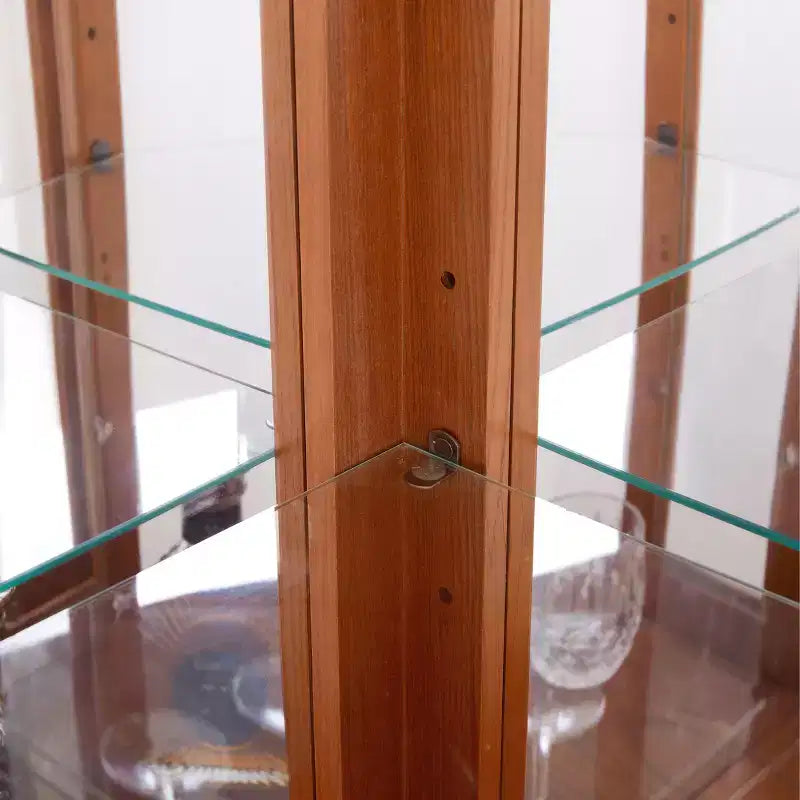 Meuble haut de buanderie avec portes métalliques ajourées et étagères réglables